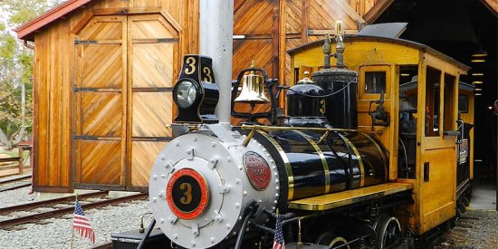 Poway Midland Railroad Train with Barn